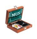Estuche de mus de polipiel en color camel con baraja Fournier, amarracos RegalosJC y tapete opcional