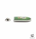 Pin escudo personalizado acabado níquel visto de lado con punta y cierre