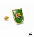 Pin escudo personalizado dorado, vista en perspectiva con cierre mariposa