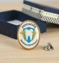 Pin ovalado metálico acabado dorado personalizado con logo a color y efecto cristal