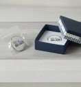 Pin redondo personalizado presentado en bolsa individual o estuche para regalo o evento