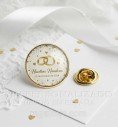 Detalle de resina efecto cristal en pin redondo dorado personalizado metálico