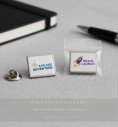 Pin rectangular personalizado metálico acabado níquel y efecto cristal