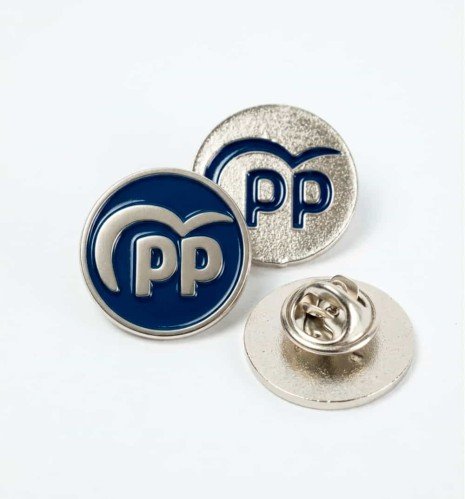Pin del PP esmaltado en sus dos modelos, fondo azul y fondo níquel, y parte trasera con cierre de mariposa