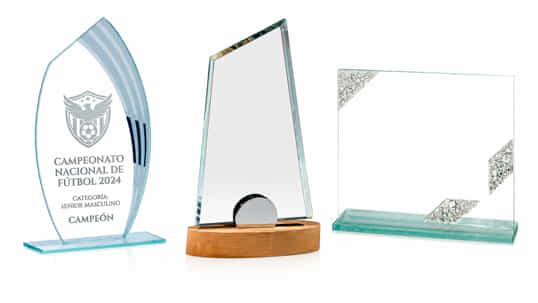 Catálogo de trofeos de cristal metacrilato grabados y estuches para premios deportivos